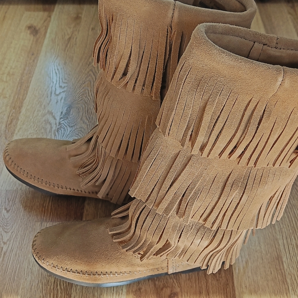 New Minnetonka 3 tier fringe boots in Taupe, size 7